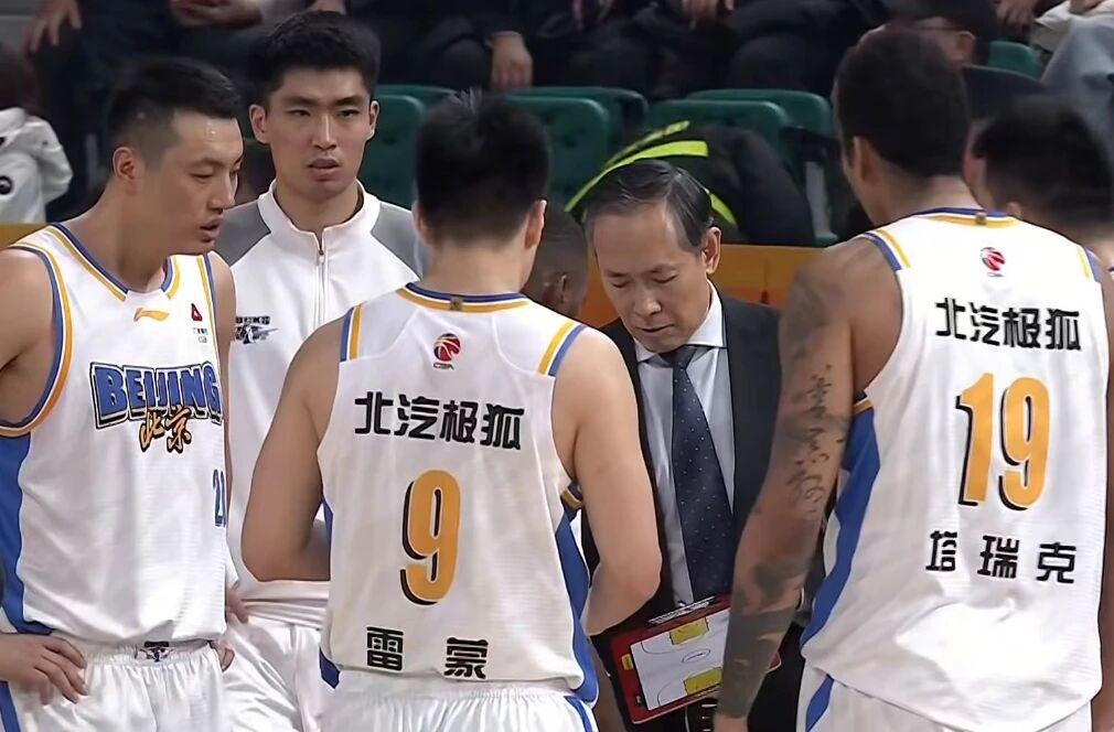 火箭官方:球队与中锋卡斯特罗签下双向合约 同时裁掉后卫牛顿